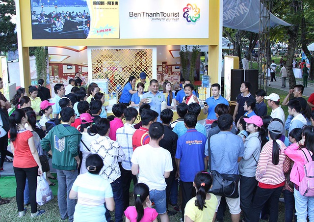 Benthanh Tourist tung chương trình khuyến mãi kép “Hè rực rỡ, giảm hết cỡ” - 2 Khách hàng rất háo hức tham khảo các chương trình của Benthanh Tourist
