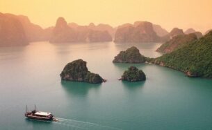 Tour Sài Gòn – Quảng Ninh qua sân bay Vân Đồn chỉ có 5 triệu đồng
