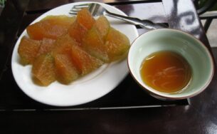 Bánh gio trong hổ phách