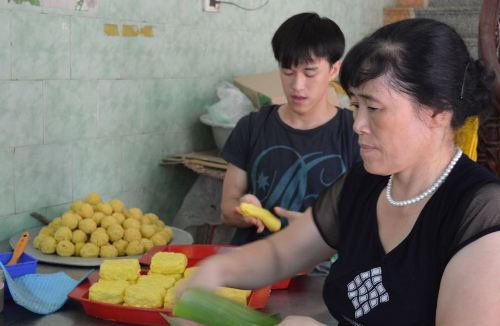 Chị Nguyễn Thị Thu đang gói bánh Phu Thê