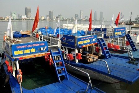 Du khách xem pháo hoa trên du thuyền sông Hàn đề phòng giá vé tăng hơn so với niêm yết