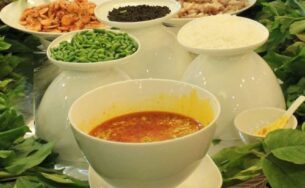 Về Kon Tum thưởng thức “tiệc lá rừng”