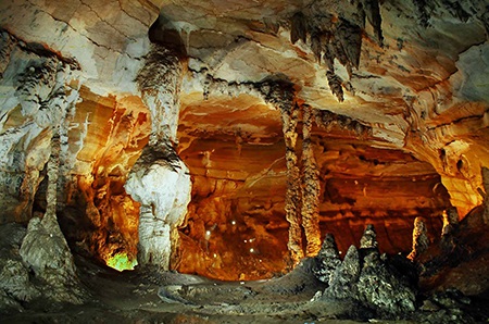 Động Phong Nha lung linh huyền ảo