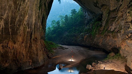 Cửa hang Sơn Đoòng lớn vĩ đại