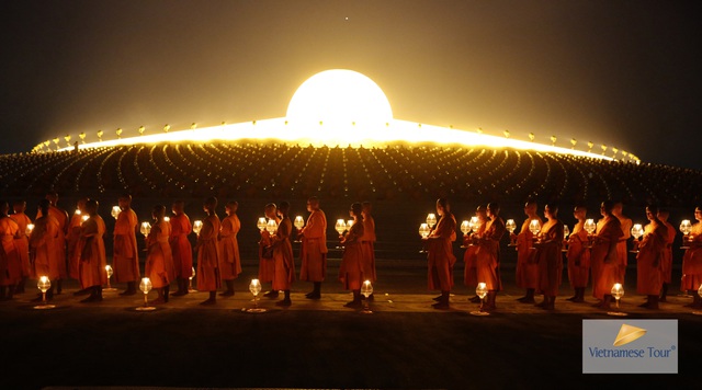 Cảnh tượng vừa hoành tráng vừa yên bình tại Thánh địa Phật giáo Dhammakaya