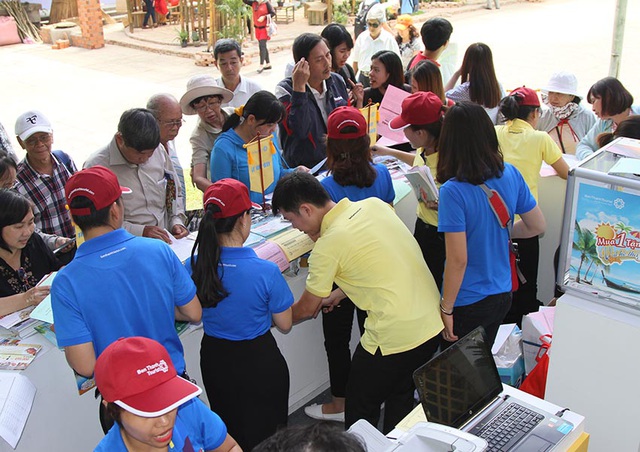 Khách tham quan rất háo hức tham gia chương trình rút thăm trúng thưởng tại gian hàng Benthanh Tourist trong Ngày hội du lịch.