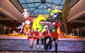 Du khách nhí phấn khích gặp gỡ thần tượng tại Sun World Danang Wonders