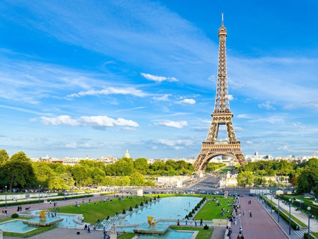 Điểm dừng chân đầu tiên là thủ đô Paris hoa lệ