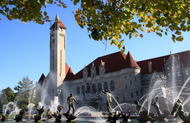 Nhà ga St. Louis Union Station - được xem là nhà ga xe lửa lớn nhất ở Mỹ vào thời 1894