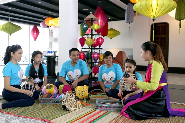  Cả gia đình hào hứng tham gia lớp học làm lồng đèn Hội An ngay trong khuôn viên khu nghỉ dưỡng. 