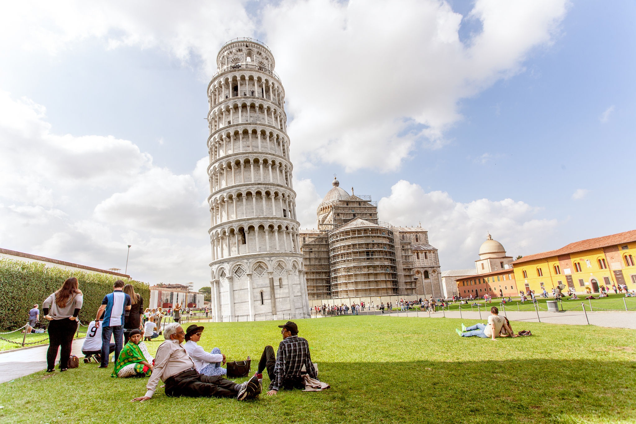 Vietrantour đưa du khách tham quan kỳ quan tháp nghiêng Pisa nước Ý.