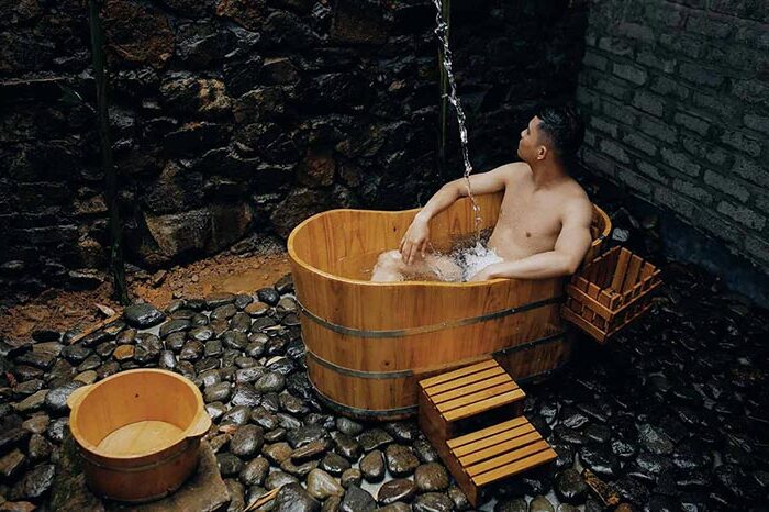 Rũ bỏ hết những mệt mỏi bằng trải nghiệm ngâm mình trong bồn tắm gỗ tại Hoàng Nông ForestFarm